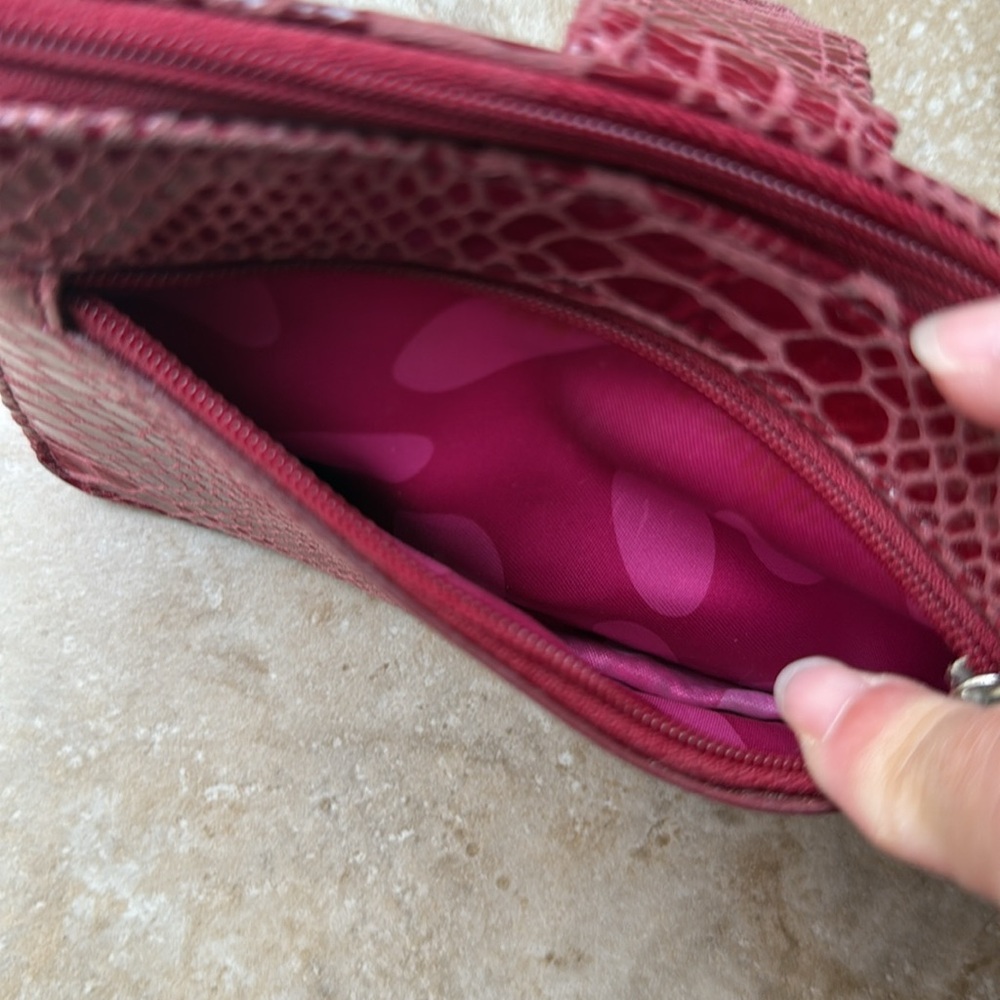 Perlina New York Reptile Embossed Red Leather Wristlet Clutch Wallet Zip & Slip - Picture 4 of 10